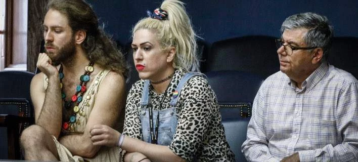 Κάνανε την Βουλή… – Η υπέρτατη ντροπή οι εικόνες με τον… Τζέισον Αντιγόνη – Δείτε φωτογραφίες